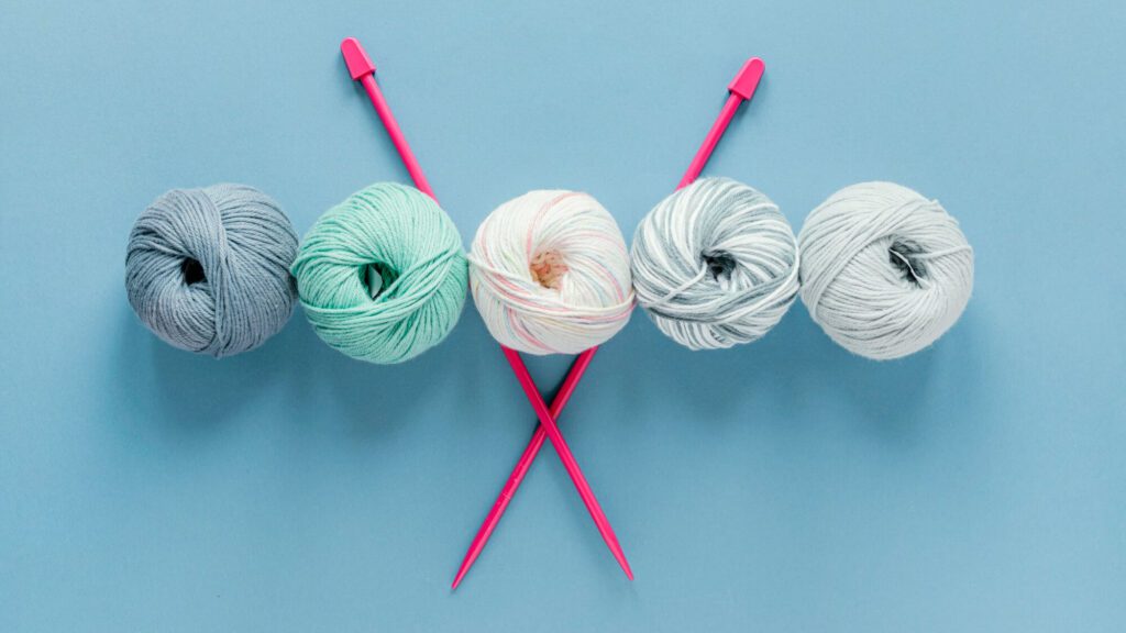 flat-lay-knitting-needles-wool (1)